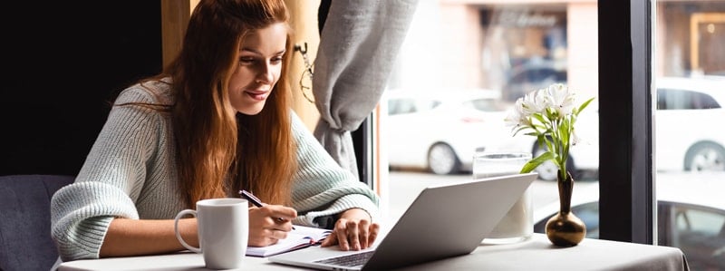 Vrouw kijkt webinar