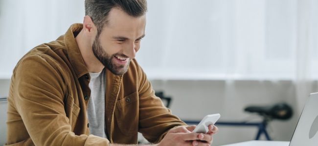Man kijkt webinar