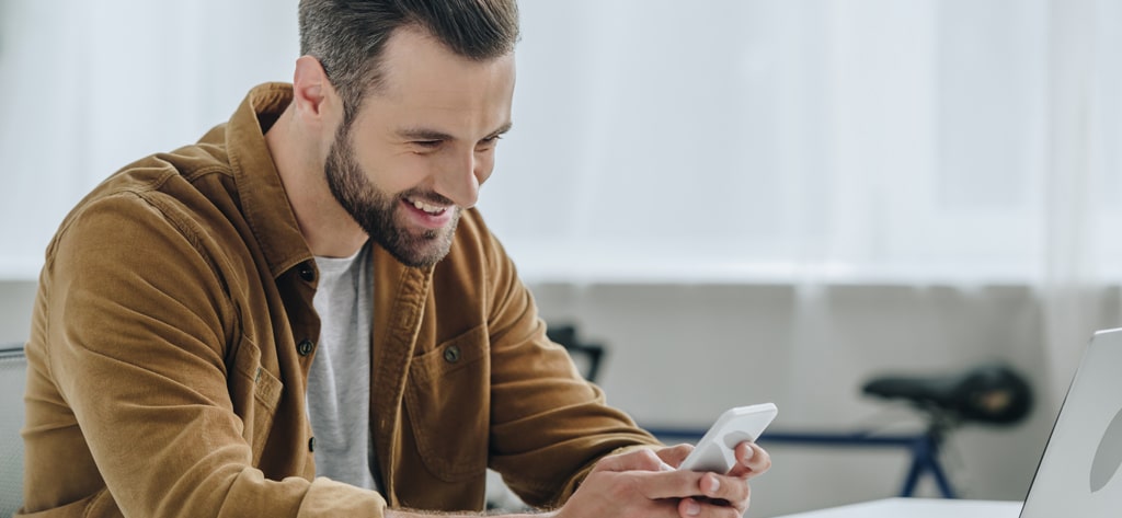 Man kijkt webinar